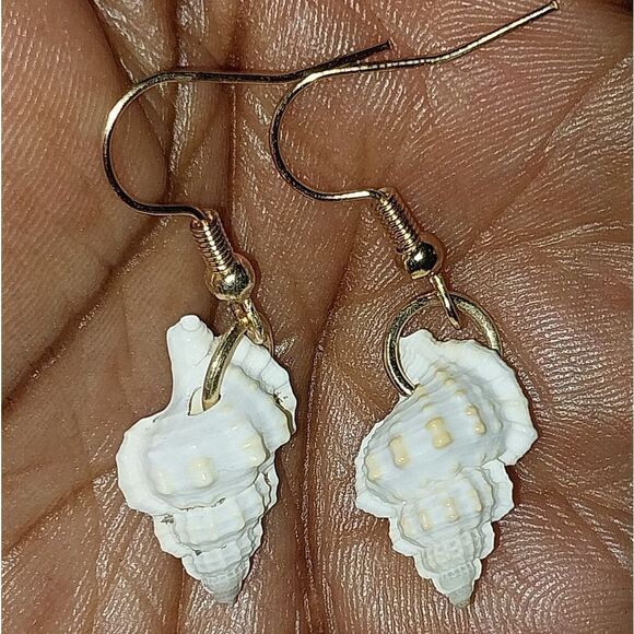 Beautiful seashell dangle earrings for girls and women - Picture 4 of 5